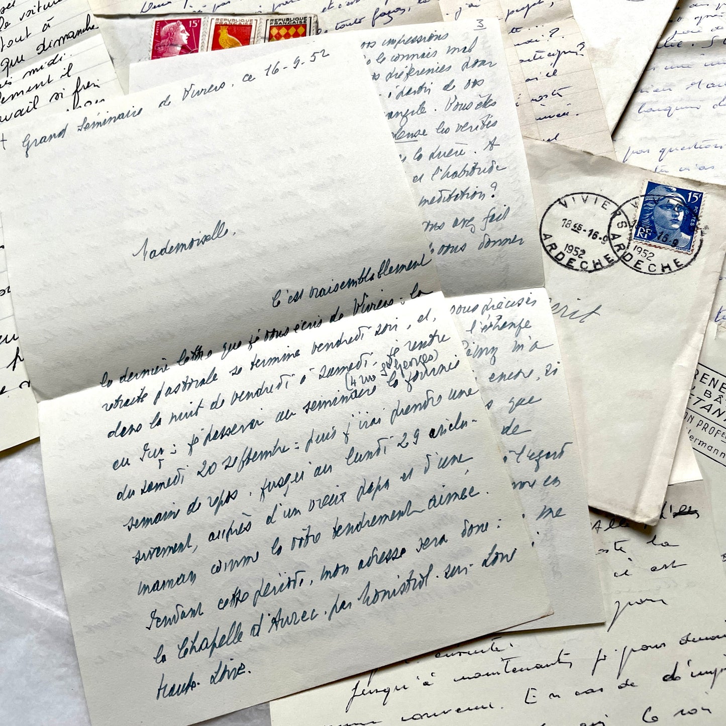 Set of 5 1950s French letters and envelopes with handwritten text and vintage stamps, historical correspondence ephemera.
