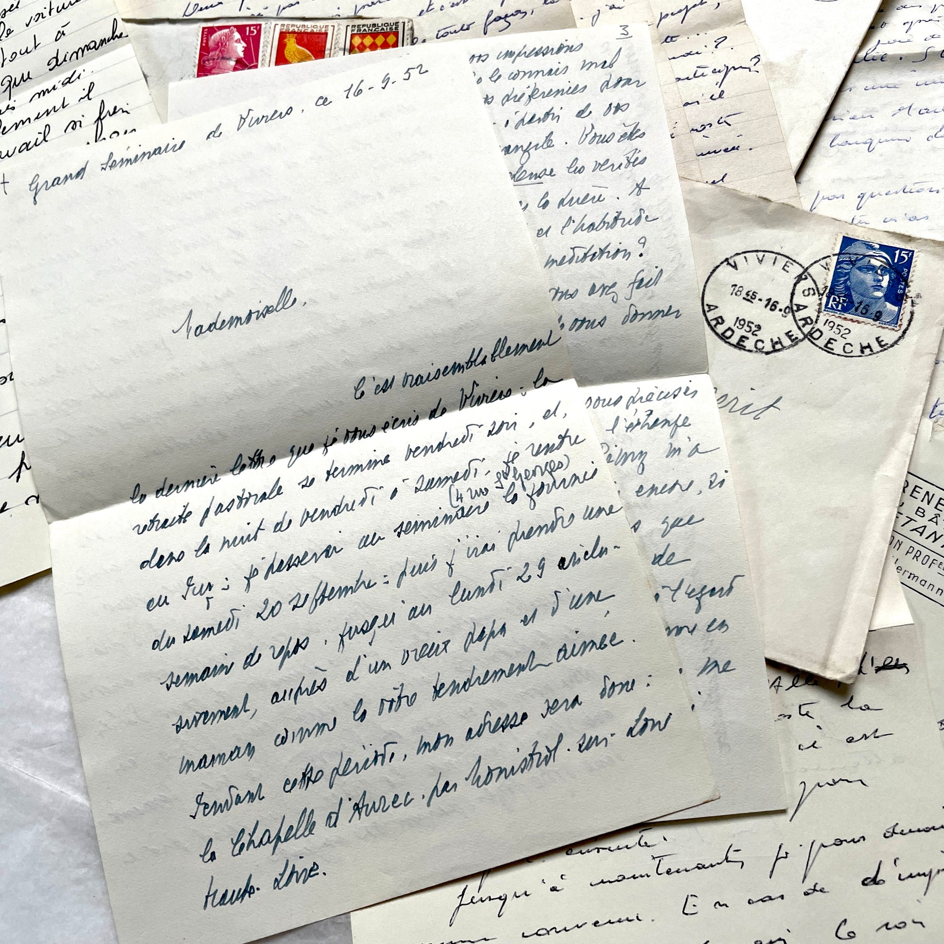 Set of 5 1950s French letters and envelopes with handwritten text and vintage stamps, historical correspondence ephemera.