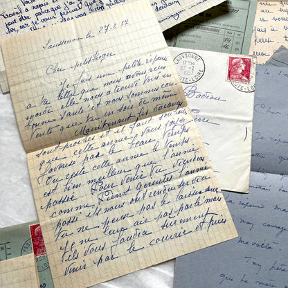 Set of 5 1950s French handwritten letters and envelopes with period stamps, showing family correspondence.
