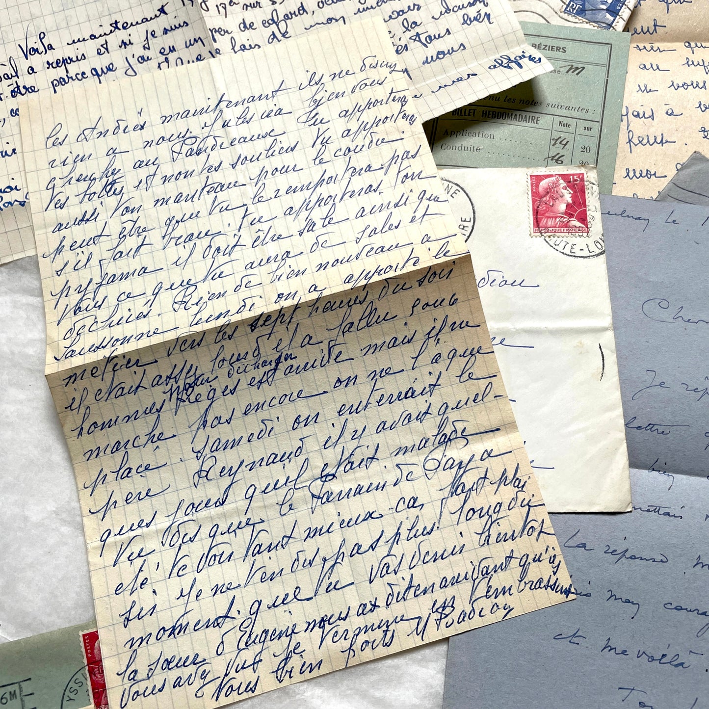 Set of 5 1950s French handwritten letters and envelopes with period stamps, showing family correspondence.