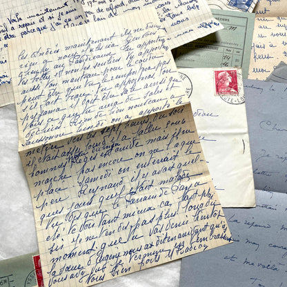 Set of 5 1950s French handwritten letters and envelopes with period stamps, showing family correspondence.