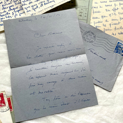 Set of 5 1950s French handwritten letters and envelopes with period stamps, showing family correspondence.