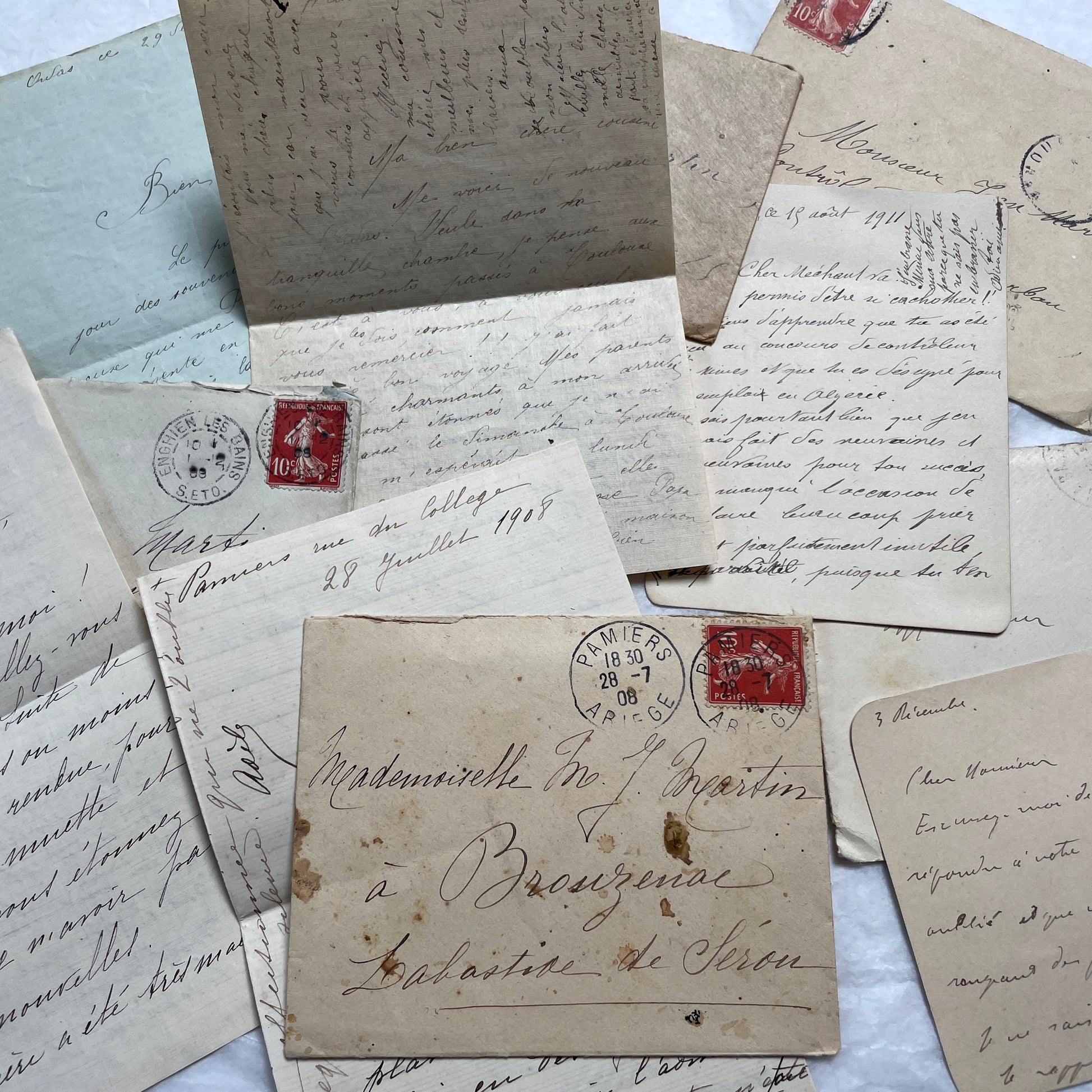 Set of 5 original French letters and envelopes from the 1900s, featuring handwritten text and historical postal stamps.