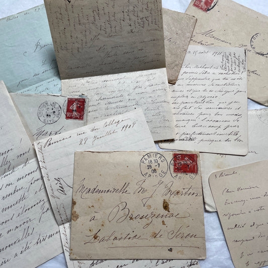 Set of 5 original French letters and envelopes from the 1900s, featuring handwritten text and historical postal stamps.