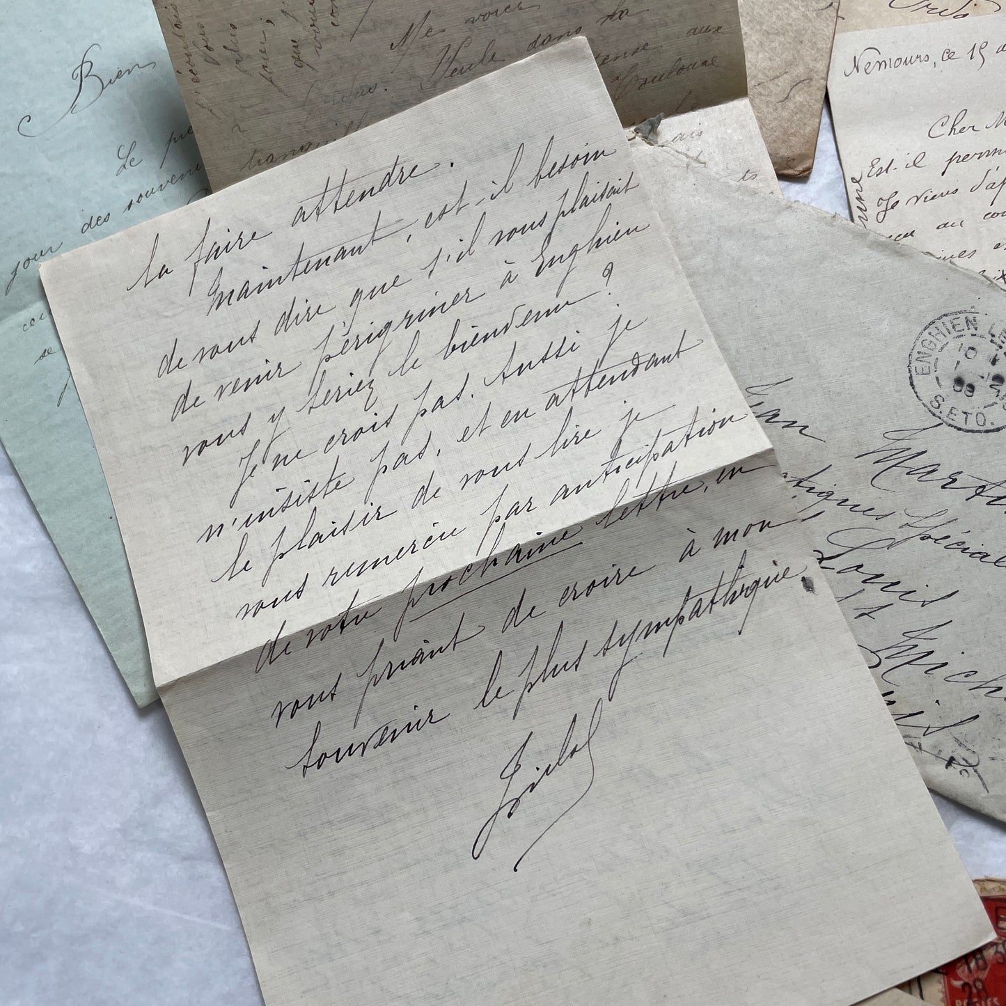 Set of 5 original French letters and envelopes from the 1900s, featuring handwritten text and historical postal stamps.