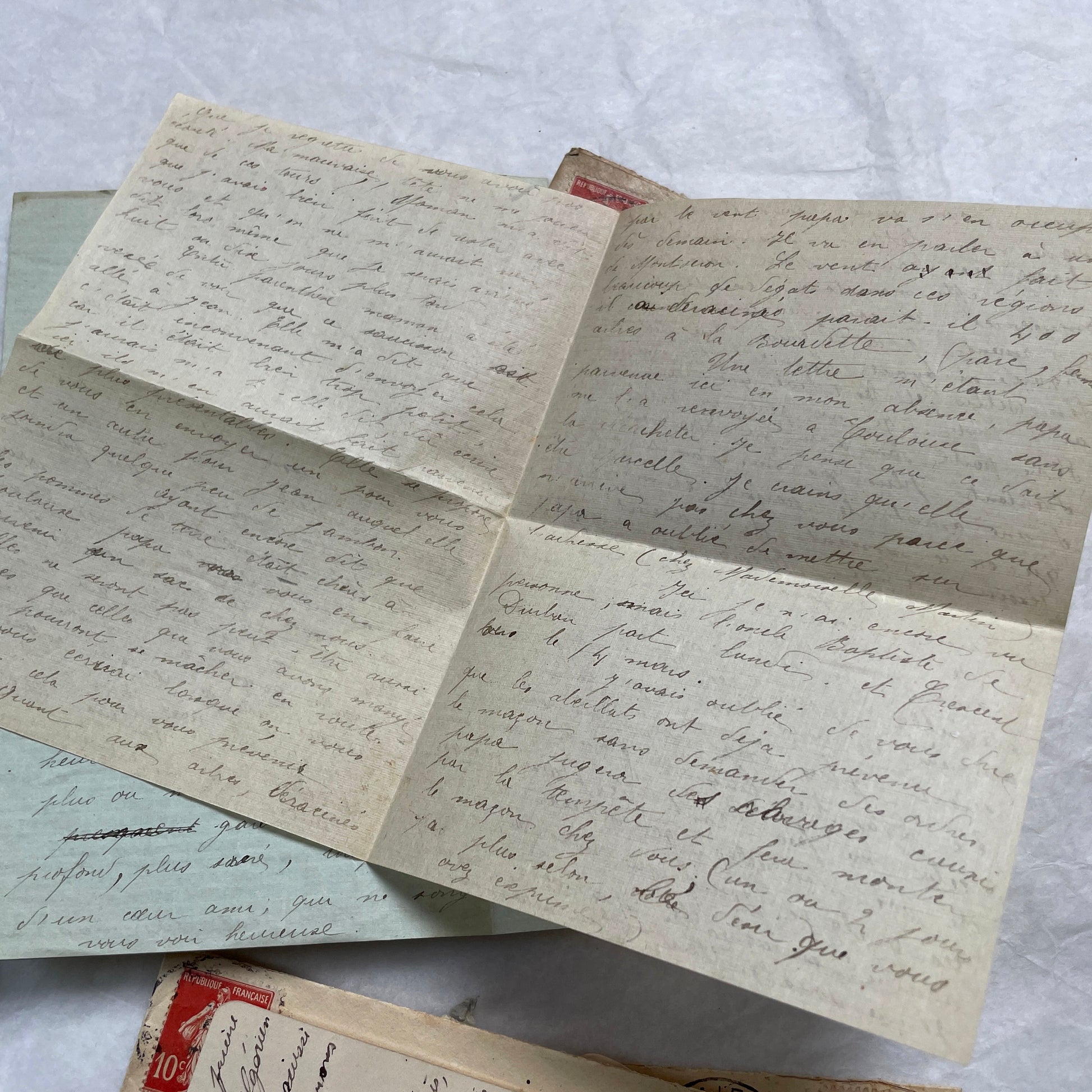 Set of 5 original French letters and envelopes from the 1900s, featuring handwritten text and historical postal stamps.