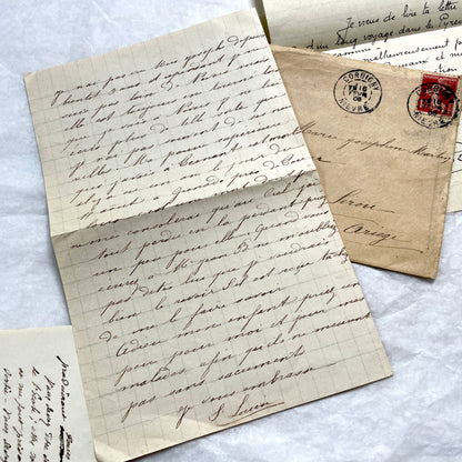 Lot of 5 French letters and envelopes from the 1900s, featuring handwritten text, original stamps, and legible postmarks.