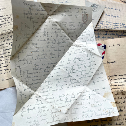 Set of 5 1950s French letters with handwritten content and vintage air mail envelopes.