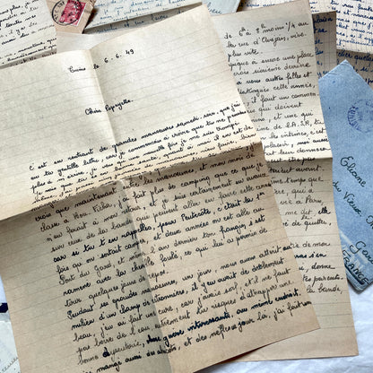 Set of 5 1950s French letters with handwritten content and vintage air mail envelopes.