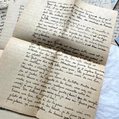 Set of 5 1950s French letters with handwritten content and vintage air mail envelopes.