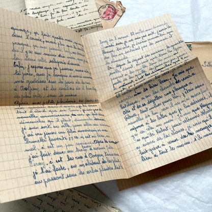 Set of 5 1950s French letters with handwritten content and vintage air mail envelopes.