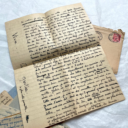 Set of 5 1950s French letters with handwritten content and vintage air mail envelopes.