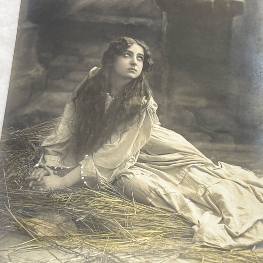 1900s - Antique French Postcard Marguerite de Faust - Vintage Gretchen in Prison Cell Scene - Opera Character Depiction Art - Collectible