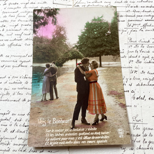 1920s - Hand-Colored French Postcard - Romantic Love Scene - Couple Embracing - Vintage Vers Le Bonheur - Paris Publisher Antique