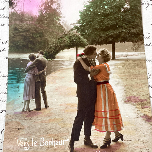 1920s - Hand-Colored French Postcard - Romantic Love Scene - Couple Embracing - Vintage Vers Le Bonheur - Paris Publisher Antique