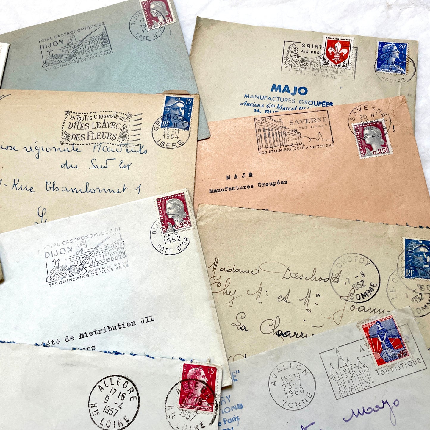 Lot of 20 1960s French envelopes with vintage stamps, diverse postmarks, and handwritten addresses.