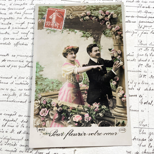 1900s - Vintage French Postcard - Elegant Edwardian Couple On Balcony - Romantic Floral Scene - Hand-Colored Antique Collectible Art Print