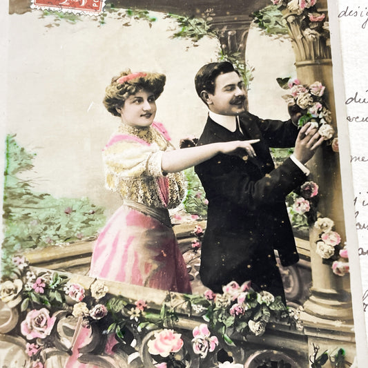 1900s - Vintage French Postcard - Elegant Edwardian Couple On Balcony - Romantic Floral Scene - Hand-Colored Antique Collectible Art Print