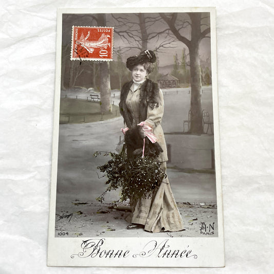 1900s - Vintage French New Year Postcard - Elegant Lady in Fur Stole - Belle Époque Fashion - Parisian Greetings - Collectible