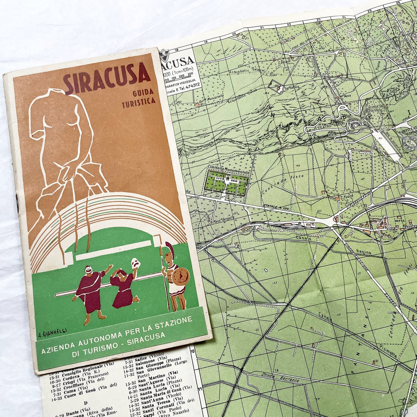 1950s Siracusa tourist guidebook with vintage Italian map and classical cover art, showing city layout.