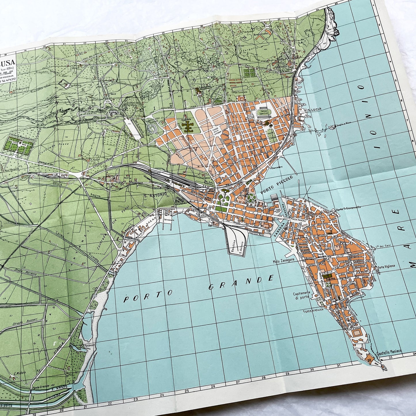1950s Siracusa tourist guidebook with vintage Italian map and classical cover art, showing city layout.