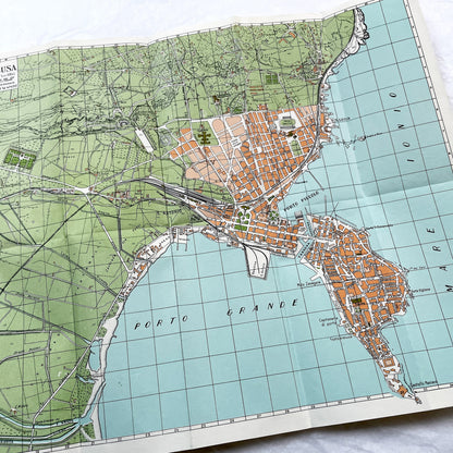 1950s Siracusa tourist guidebook with vintage Italian map and classical cover art, showing city layout.