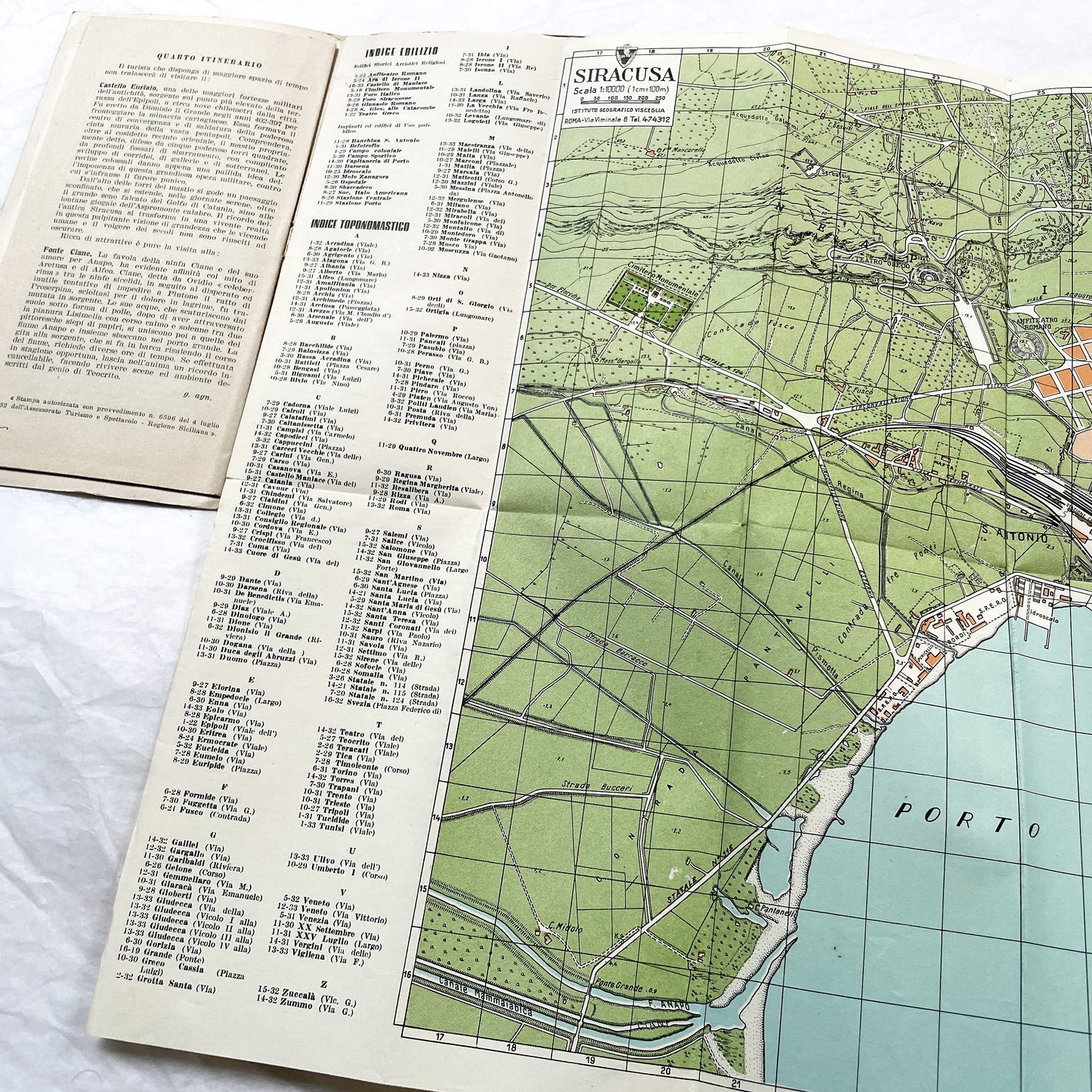 1950s Siracusa tourist guidebook with vintage Italian map and classical cover art, showing city layout.