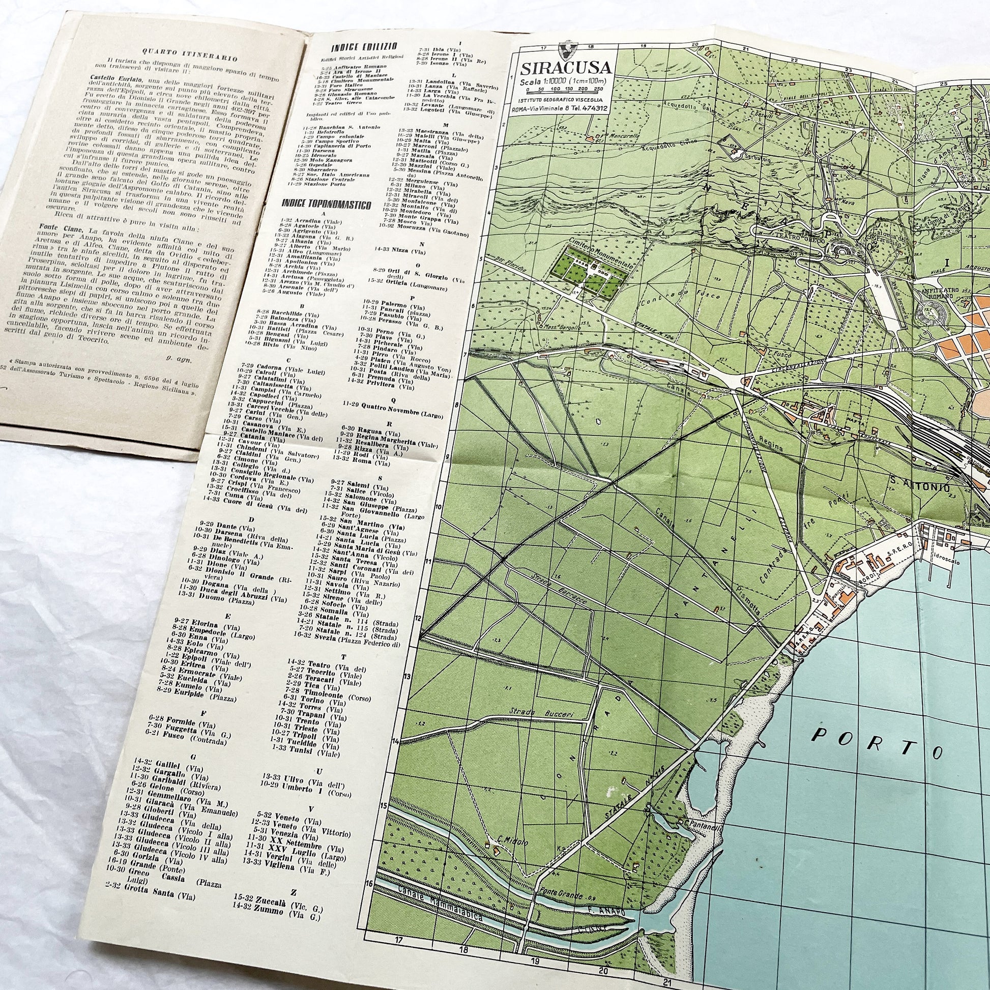 1950s Siracusa tourist guidebook with vintage Italian map and classical cover art, showing city layout.