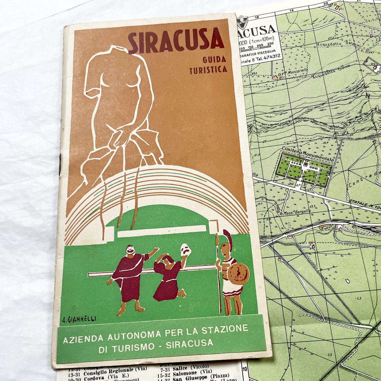 1950s Siracusa tourist guidebook with vintage Italian map and classical cover art, showing city layout.