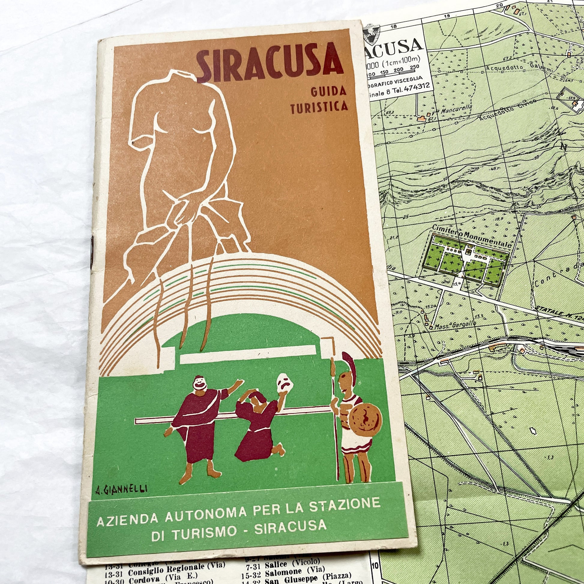 1950s Siracusa tourist guidebook with vintage Italian map and classical cover art, showing city layout.
