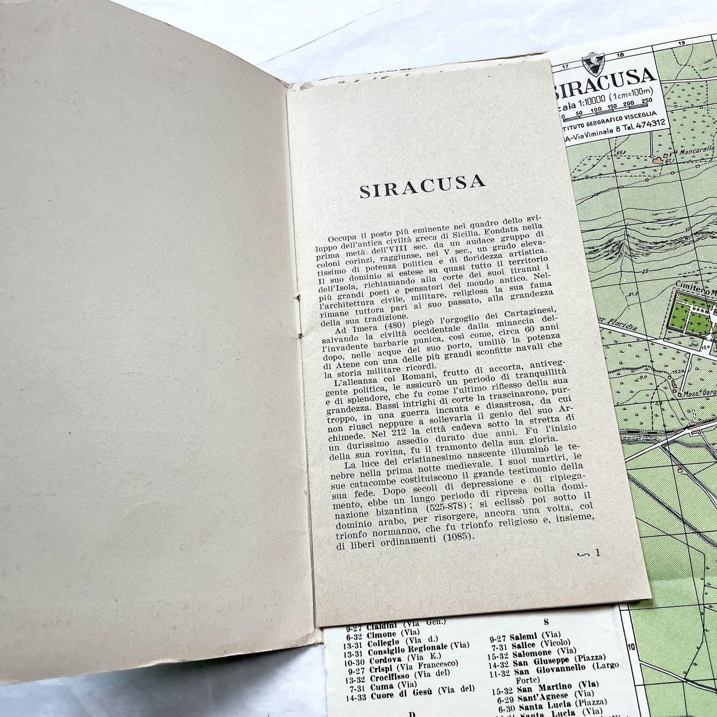 1950s Siracusa tourist guidebook with vintage Italian map and classical cover art, showing city layout.