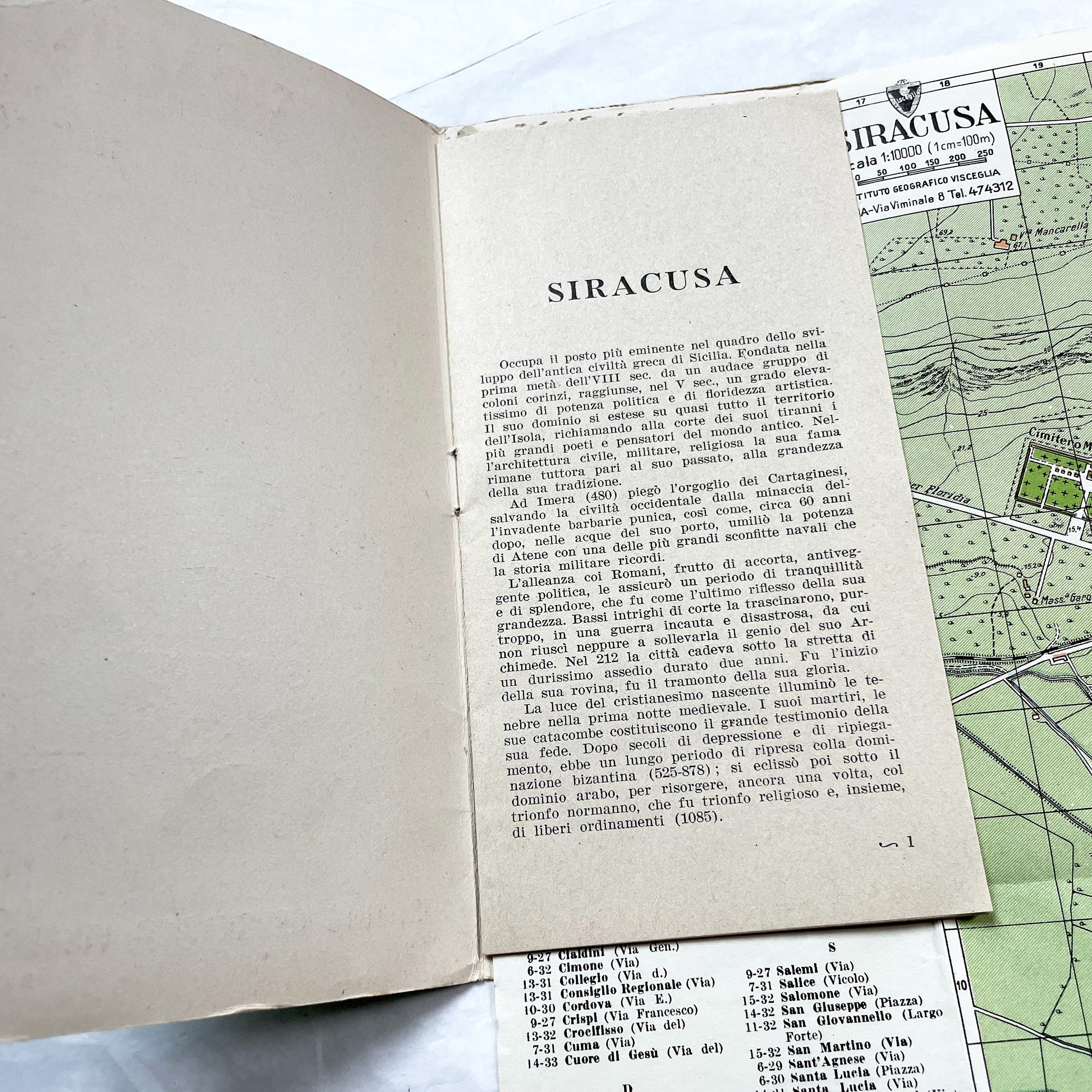 1950s Siracusa tourist guidebook with vintage Italian map and classical cover art, showing city layout.
