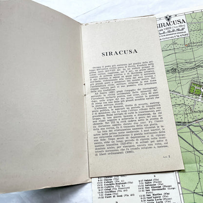 1950s Siracusa tourist guidebook with vintage Italian map and classical cover art, showing city layout.