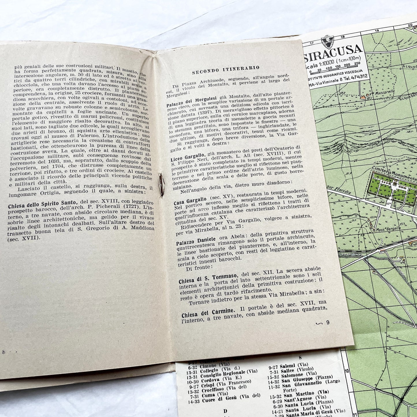 1950s Siracusa tourist guidebook with vintage Italian map and classical cover art, showing city layout.