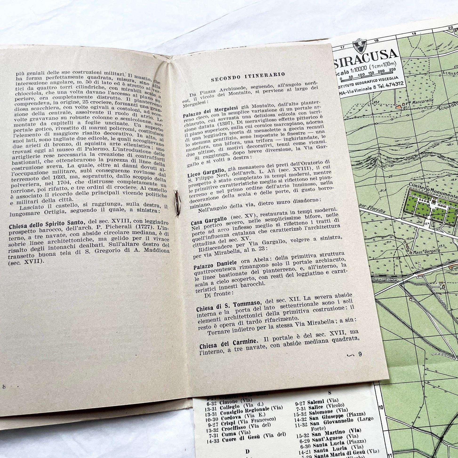 1950s Siracusa tourist guidebook with vintage Italian map and classical cover art, showing city layout.