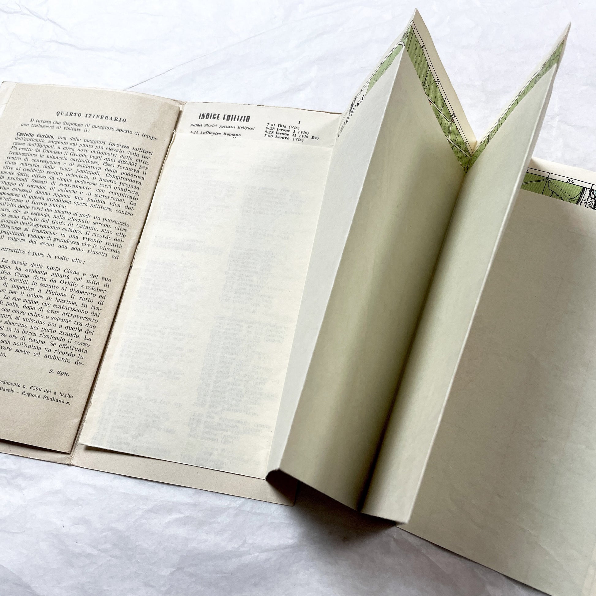 1950s Siracusa tourist guidebook with vintage Italian map and classical cover art, showing city layout.