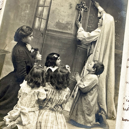 1900s - Antique French Postcard - Religious Scene - Nun Children Prayer - Vintage Christian Card - Laicite Era Commentary - Ephemera Art