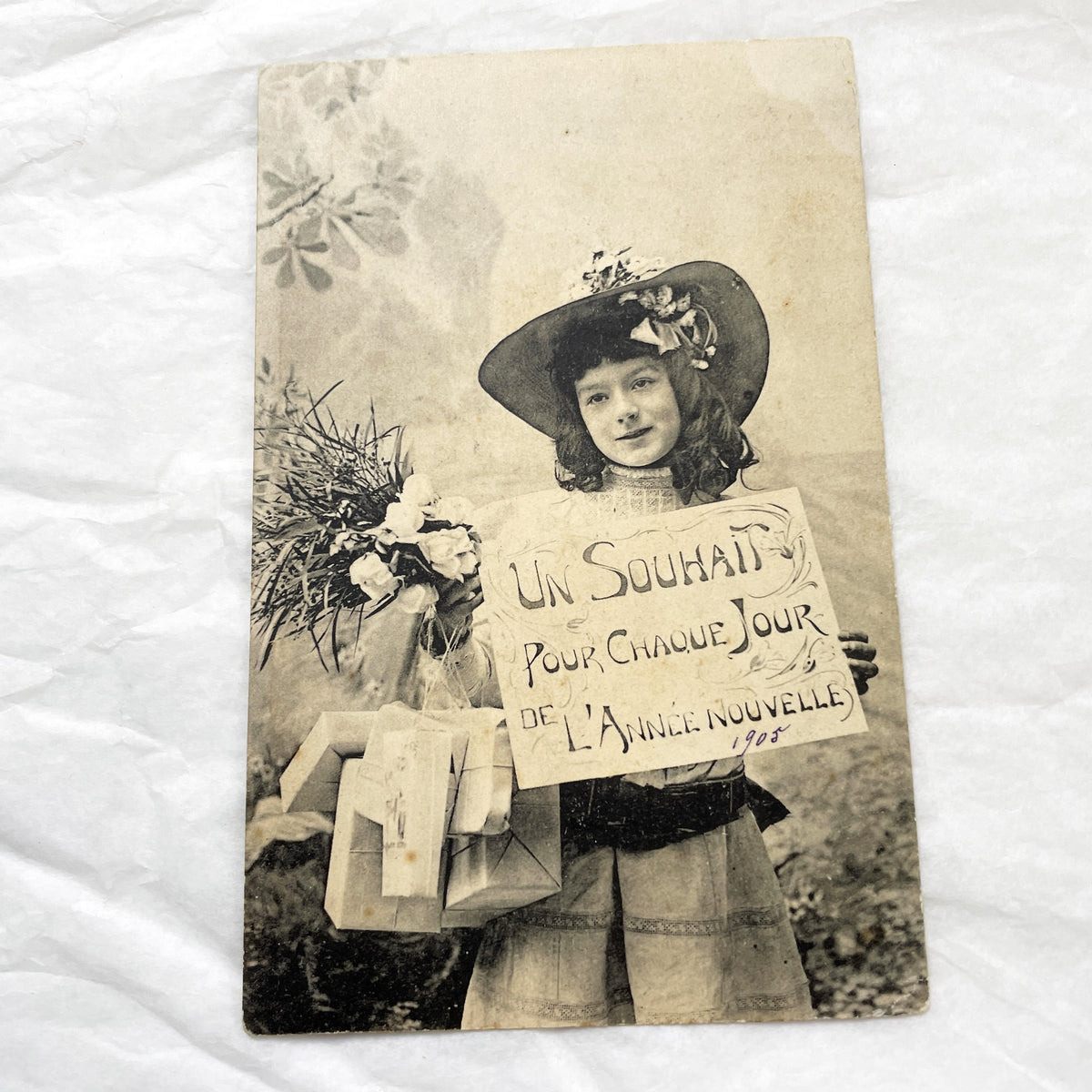 1900s - Vintage French New Year Postcard - Young Girl With Flowers Bouquet - Un Souhait Pour Chaque Jour - Antique Ephemera Paper
