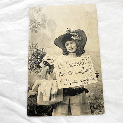 1900s - Vintage French New Year Postcard - Young Girl With Flowers Bouquet - Un Souhait Pour Chaque Jour - Antique Ephemera Paper