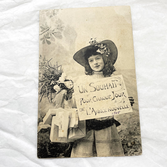 1900s - Vintage French New Year Postcard - Young Girl With Flowers Bouquet - Un Souhait Pour Chaque Jour - Antique Ephemera Paper