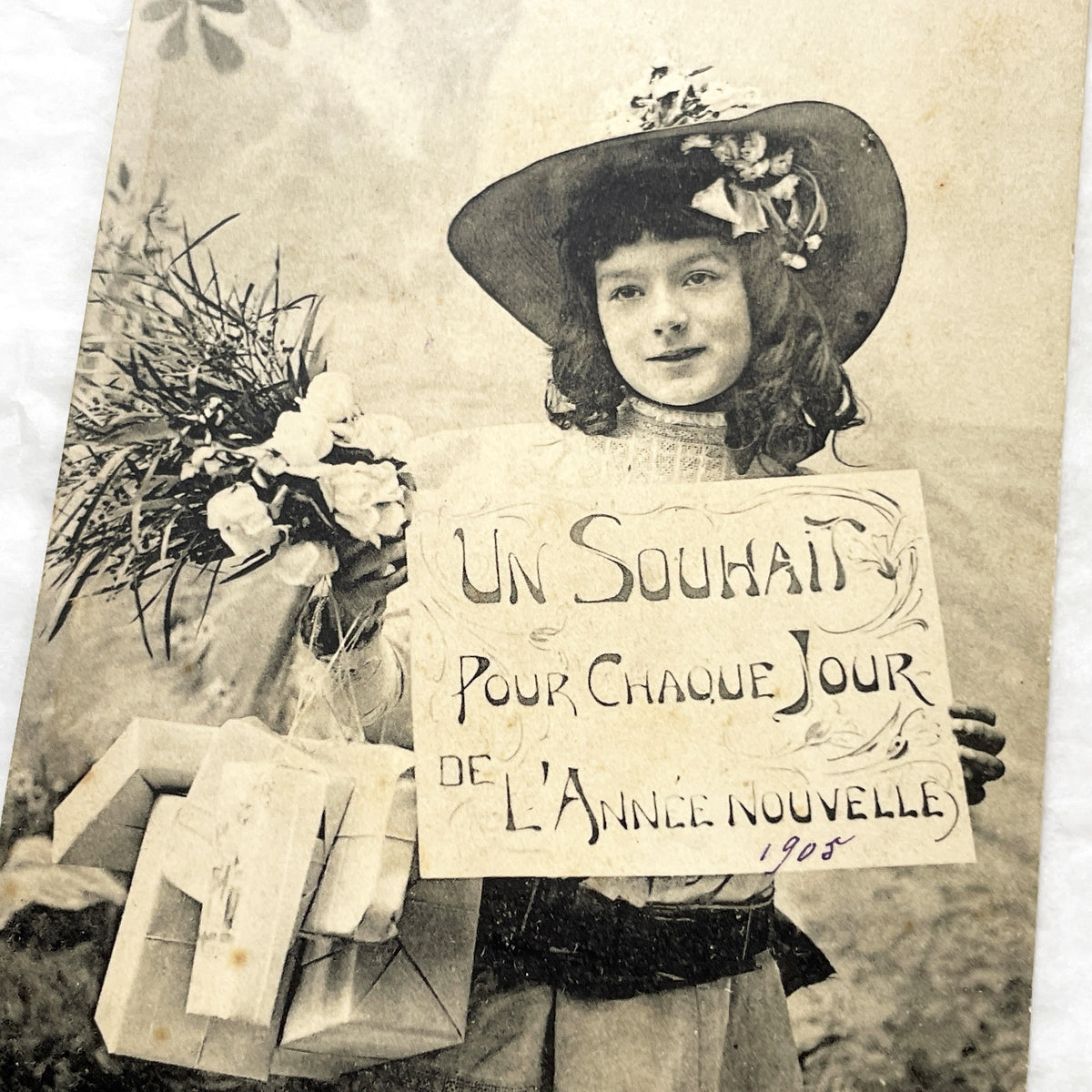 1900s - Vintage French New Year Postcard - Young Girl With Flowers Bouquet - Un Souhait Pour Chaque Jour - Antique Ephemera Paper
