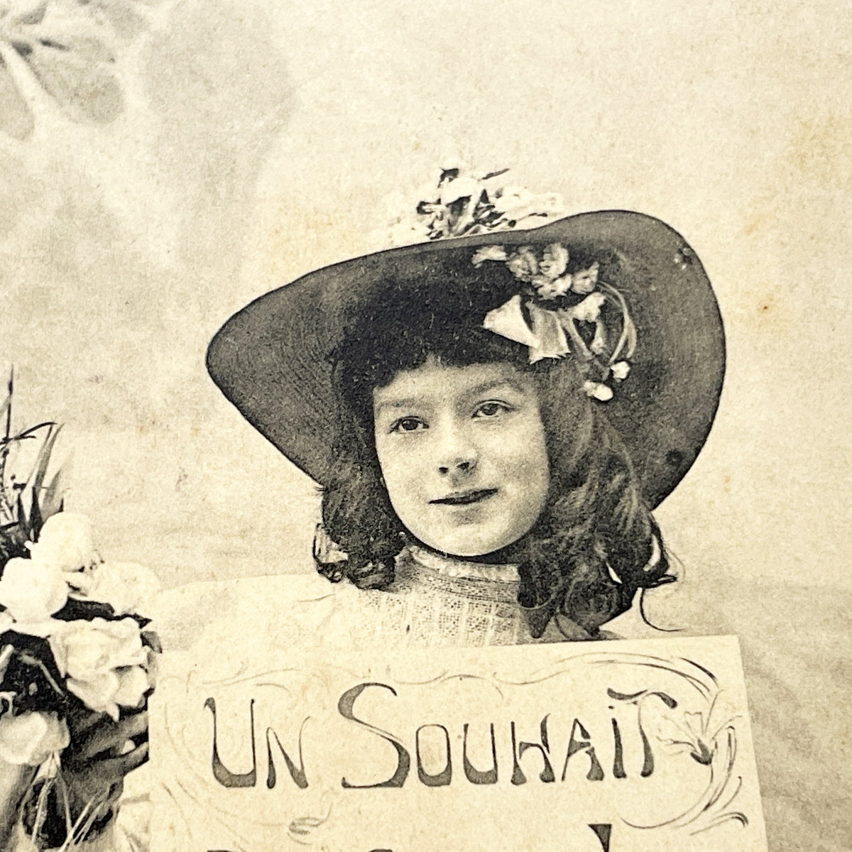 1900s - Vintage French New Year Postcard - Young Girl With Flowers Bouquet - Un Souhait Pour Chaque Jour - Antique Ephemera Paper