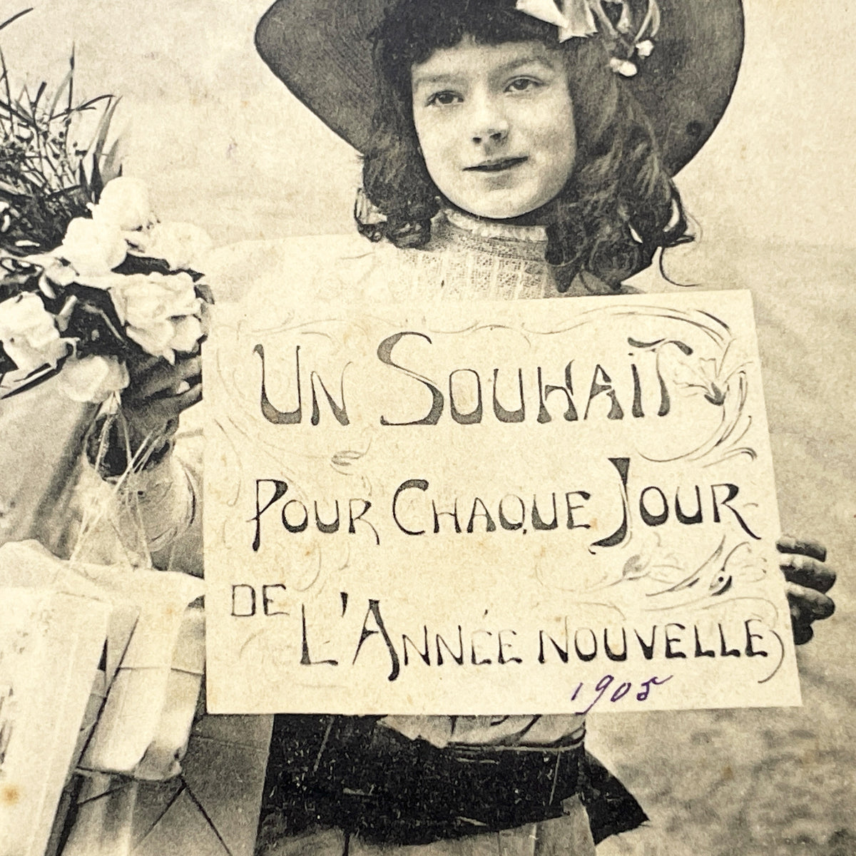1900s - Vintage French New Year Postcard - Young Girl With Flowers Bouquet - Un Souhait Pour Chaque Jour - Antique Ephemera Paper