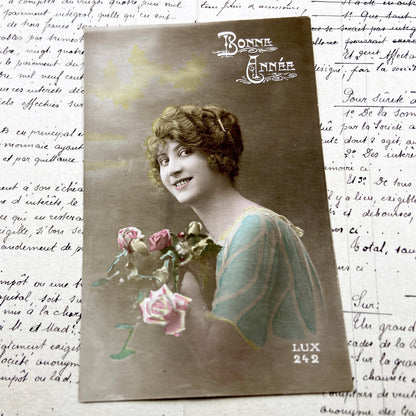 1910s - Elegant Edwardian Lady Portrait Postcard - Bonne Année Hand-Tinted French Art - Smiling Woman with Roses