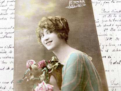 1910s - Elegant Edwardian Lady Portrait Postcard - Bonne Année Hand-Tinted French Art - Smiling Woman with Roses