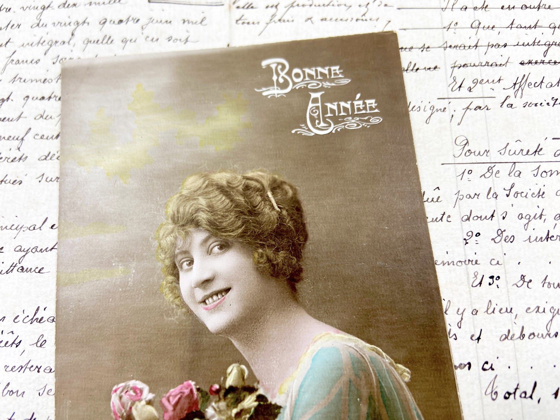 1910s - Elegant Edwardian Lady Portrait Postcard - Bonne Année Hand-Tinted French Art - Smiling Woman with Roses