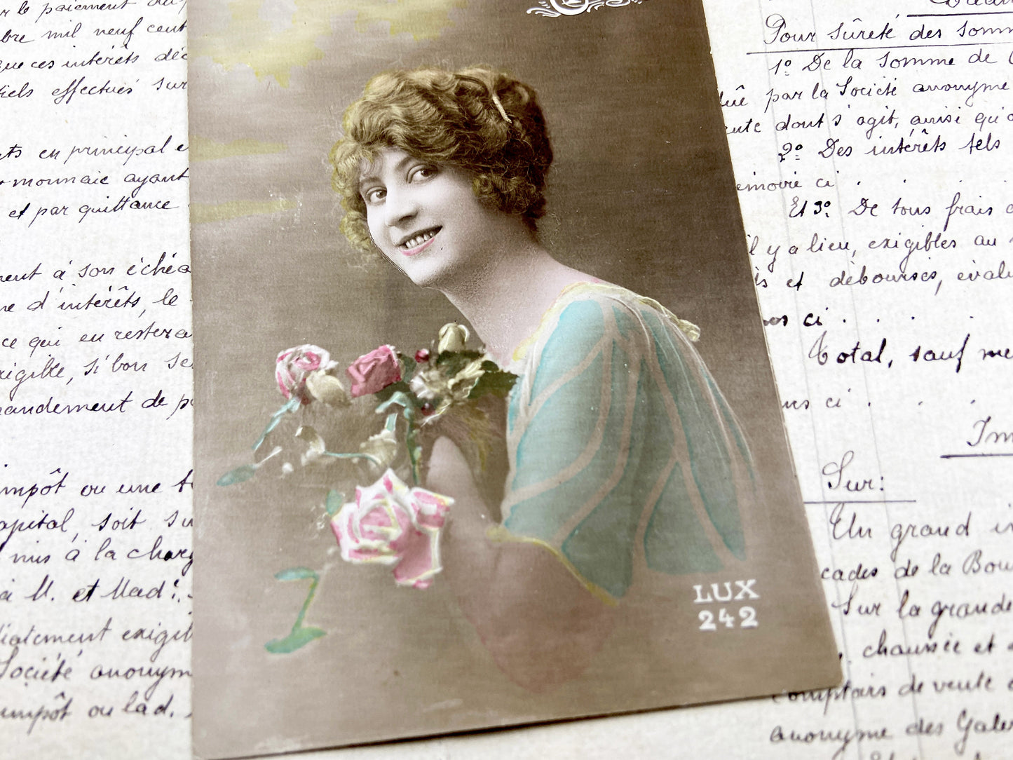 1910s - Elegant Edwardian Lady Portrait Postcard - Bonne Année Hand-Tinted French Art - Smiling Woman with Roses