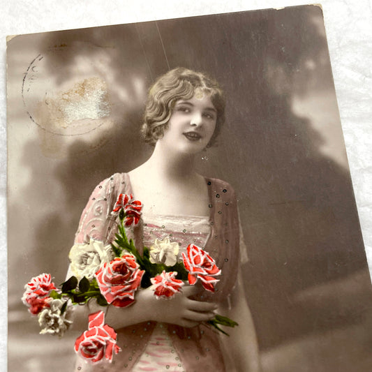 1910s - French Postcard - Flapper Woman with Flowers, Bonne Fête