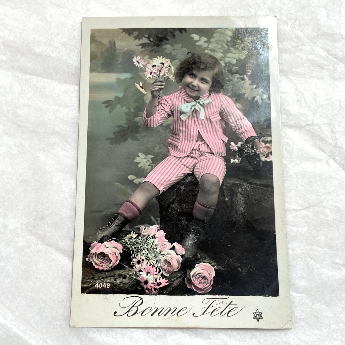 1900s - Vintage Postcard of Child with Flowers - Bonne Fête Greeting