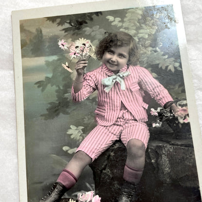 1900s - Vintage Postcard of Child with Flowers - Bonne Fête Greeting